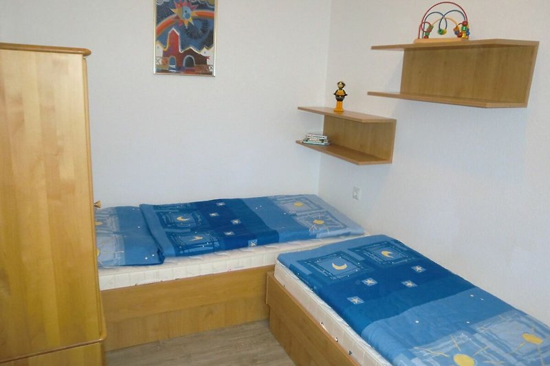 zweites Schlafzimmer mit zwei Einzelbetten