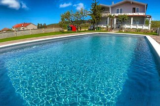 House Rose - three bedroom house with outdoor...