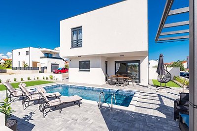 Villa Ilma - three bedroom house with a swimm...