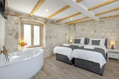 Steinhaus Trogir – Haus mit drei Schlafzimmer...