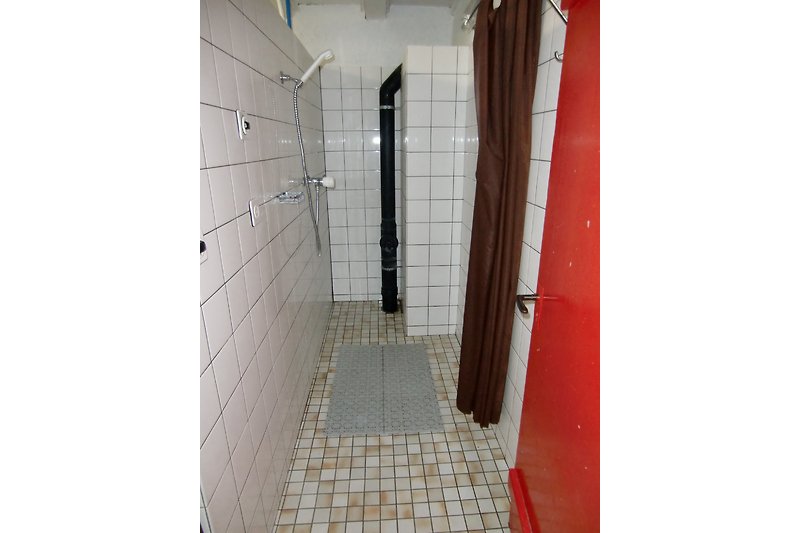 Geräumige Duschen mit Fußbodenheizung