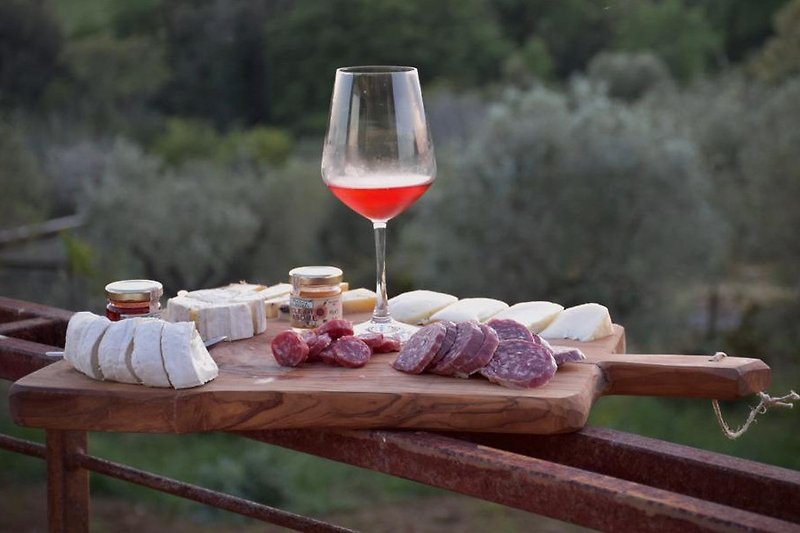 Schönes Stillleben mit Wein, Früchten und Glaswaren.