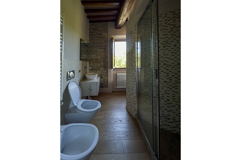Gemütliches Badezimmer mit stilvoller Keramik und modernem Design.