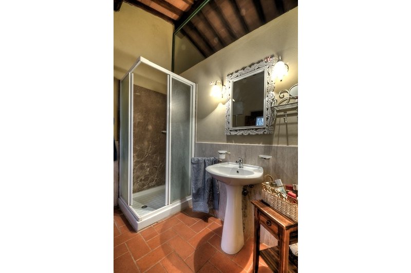 Schönes Badezimmer mit stilvollem Design und hochwertigen Armaturen.