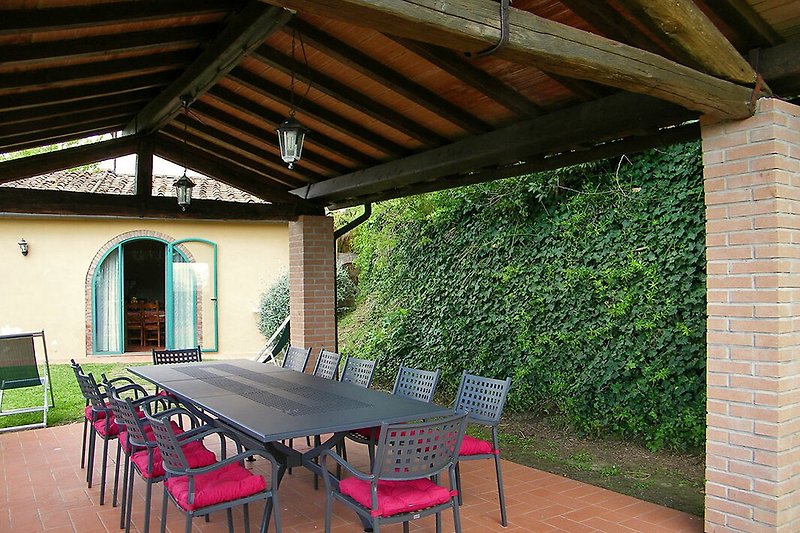 Schöne Terrasse mit Gartenmöbeln und grüner Umgebung.