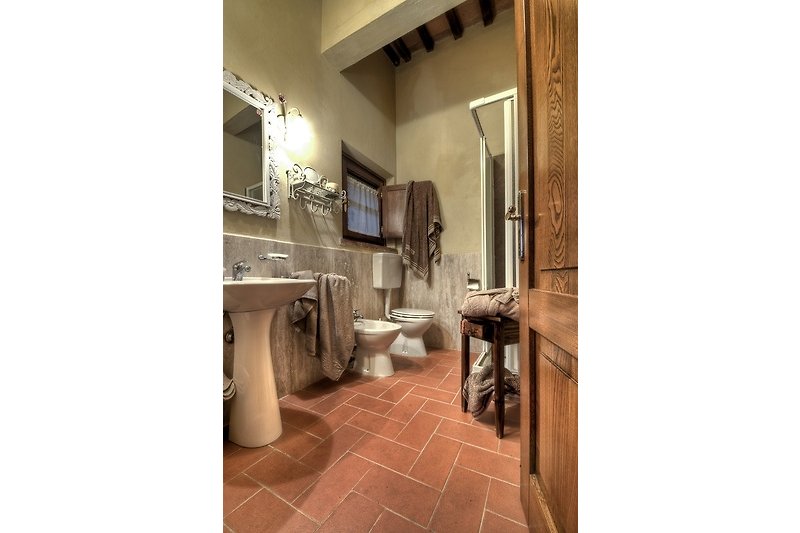 Schönes Badezimmer mit elegantem Design und hochwertigen Armaturen.