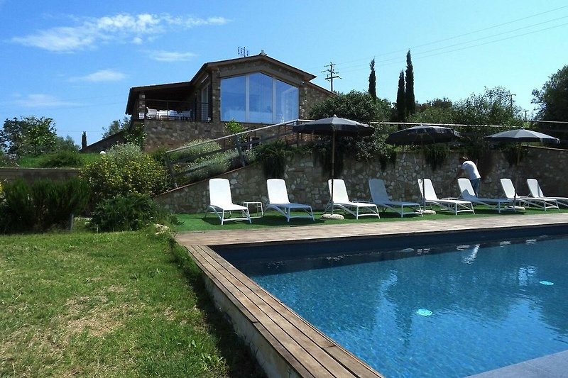 Schönes Ferienhaus mit Pool, Garten und Wasserblick.