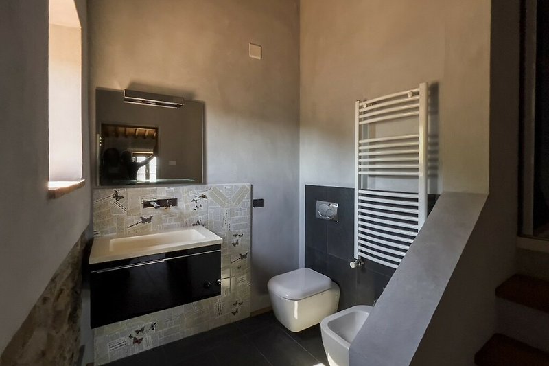 Gemütliches Badezimmer mit stilvollem Waschbecken und modernem Wasserhahn.