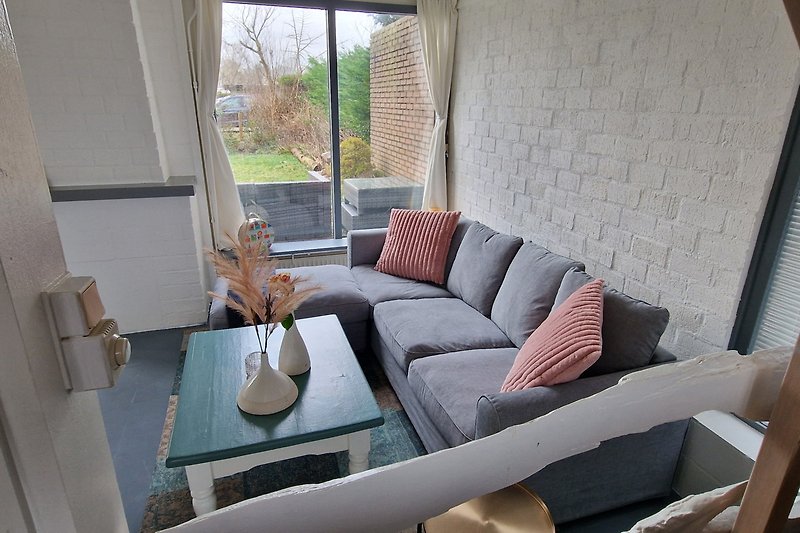 Prachtig interieur met comfortabele meubels en een sfeervol raam met uitzicht op de tuin
