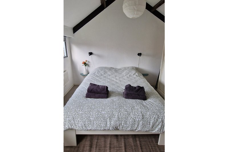 Ruime slaapkamer met tweepersoonsbed en kledingkast. Genoeg ruimte om een extra 1 persoonsbed neer te zetten
