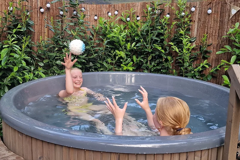 Whirlpool im Garten für entspannte Stunden mit Kindern