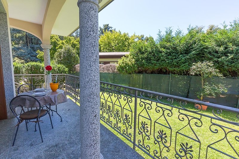 Ihre überdachte Terrasse mit Blick auf den privaten Garten und den Botanischen Garten der Villa Taranto.