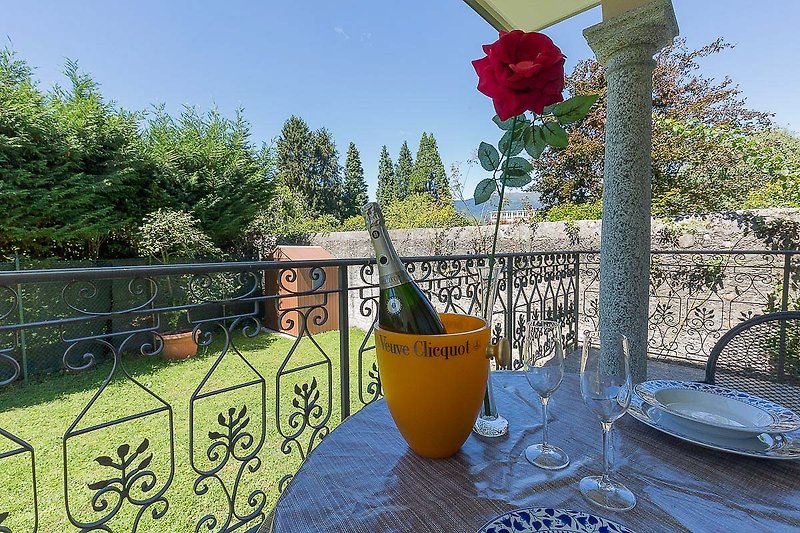 Ihr romantisches Abendessen auf der überdachten Terrasse der Petite Dame mit Blick auf den Garten und die Berge.