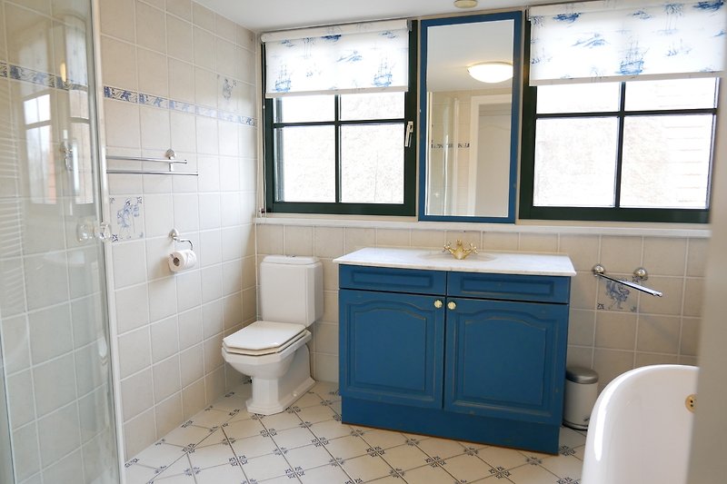 Moderne badkamer met paarse accenten en stijlvolle wastafel.