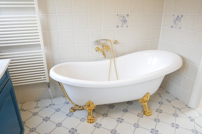 Mooie badkamer met paarse tegels en een elegant bad.