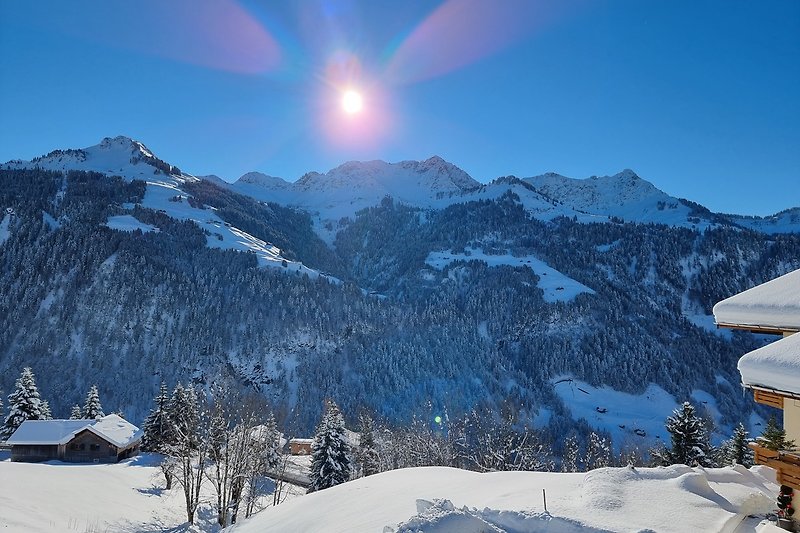 Ein malerisches Ausblick in den Bergen mit schneebedeckten Gipfeln und einem atemberaubenden Ausblick.