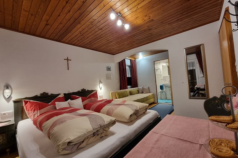 Gemütliches Schlafzimmer mit bequemem Bett, Holzmöbeln und Fenster.