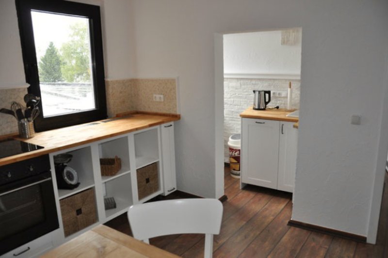 Ein modernes Interieur mit voll ausgestatteter Kücheneinrichtung inkl. Spülmaschine.