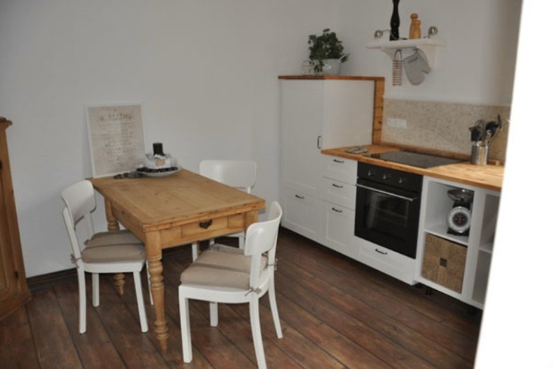Offener Koch-/Ess-Bereich: Ein stilvoller Raum mit Holzmöbeln und einer gemütlichen Einrichtung.