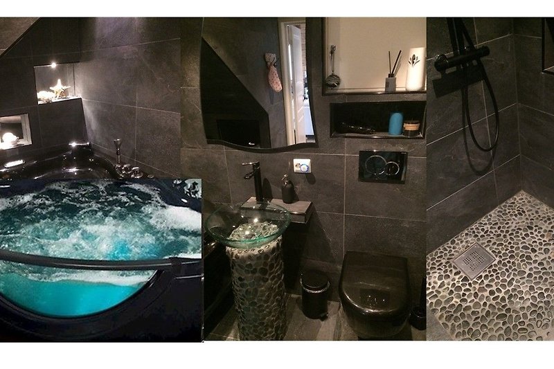 There are 2 bathrooms in the holiday home of which one with jacuzzi