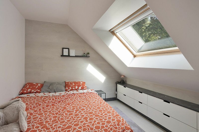 Hauptschlafzimmer: Geräumiges Schlafzimmer mit einem Doppelbett und Verdunkelungsvorhängen für einen erholsamen Schlaf.