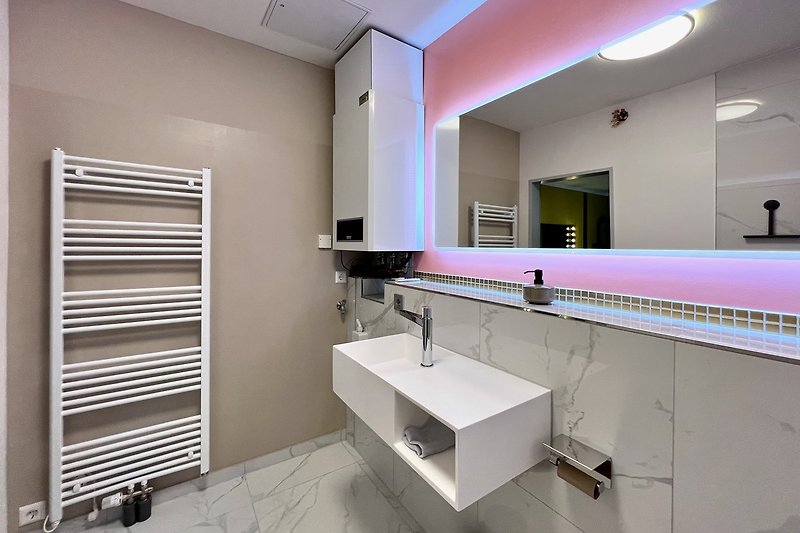 Modernes Bad mit begehbarer Dusche, Handtuchwärmer, WC, Waschtisch + Panoramaspiegel
