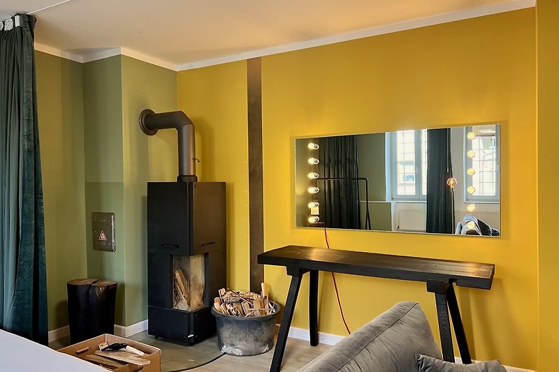 Stilvolles Wohnzimmer mit bequemen Möbeln und elegantem Design - kuscheliger Kaminofen inklusive