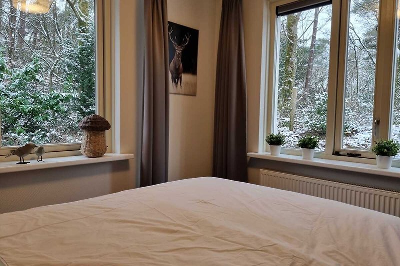 Een comfortabele slaapkamer met houten meubels en een gezellige lamp.