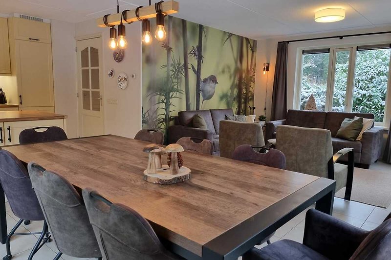 Een sfeervolle woonkamer met houten meubels en mooie verlichting.