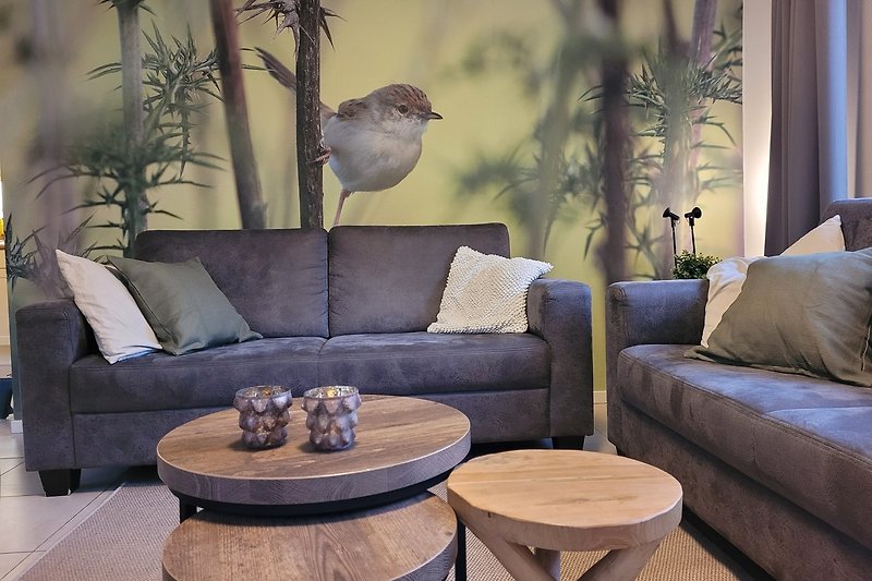 Een comfortabele woonkamer met houten meubels en planten.