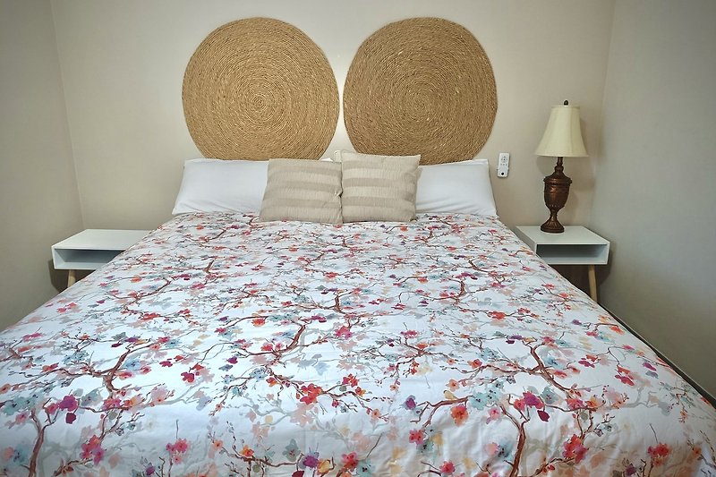 Hermoso dormitorio con muebles de madera y cómoda cama.
