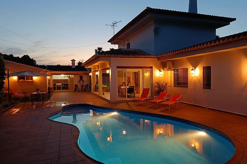 Hermosa casa con piscina en un paisaje mediterráneo.