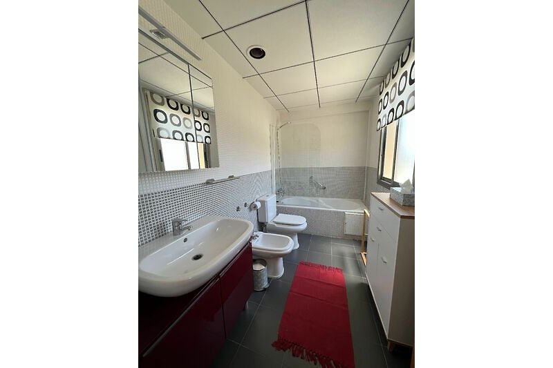 Modernes Badezimmer mit Bidet