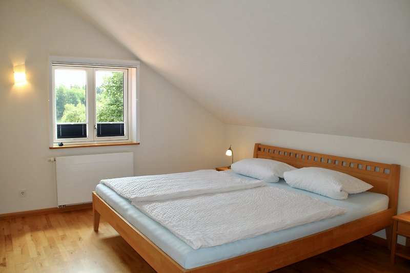 Schlafzimmer mit großem Doppelbett für lange Menschen (200 x 220 cm)