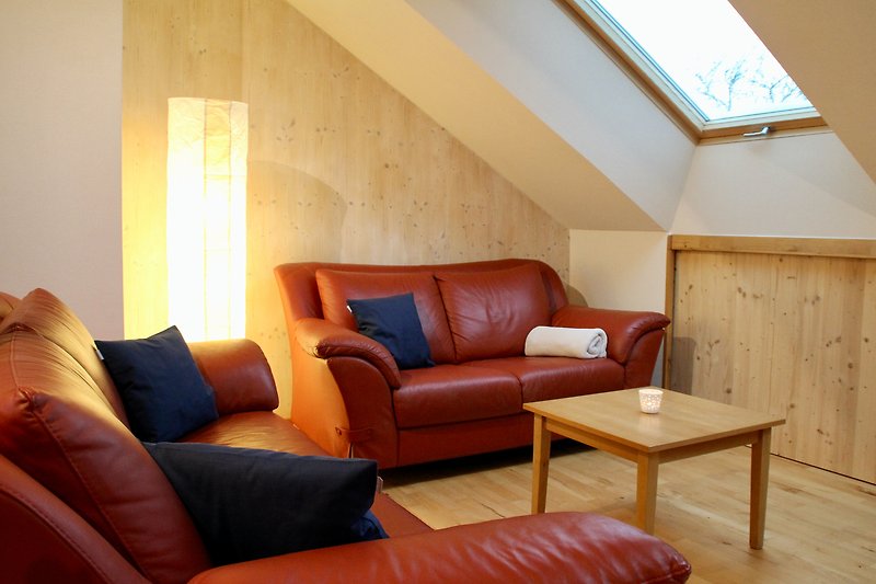 Eine stilvolle Wohnzimmerausstattung mit bequemer Couch und Holztisch.