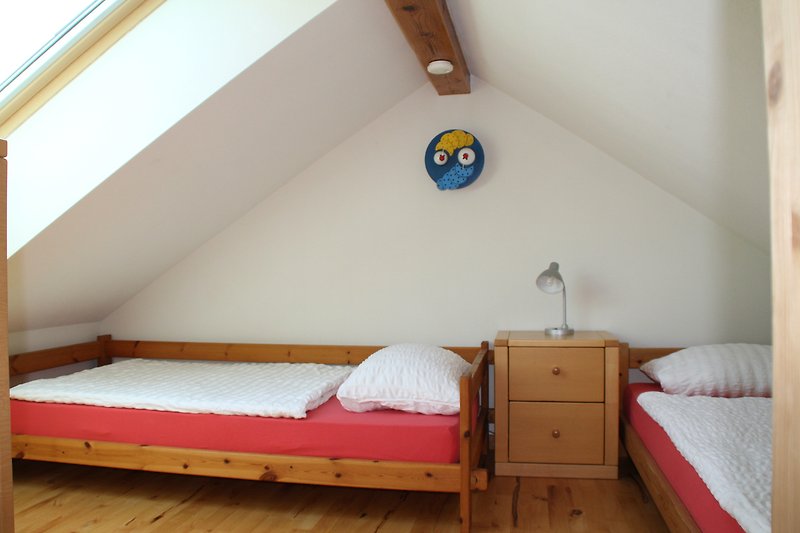 Unsere "Schlafhöhle" für zwei Kinder mit Einzelbetten (90 x 200 cm)