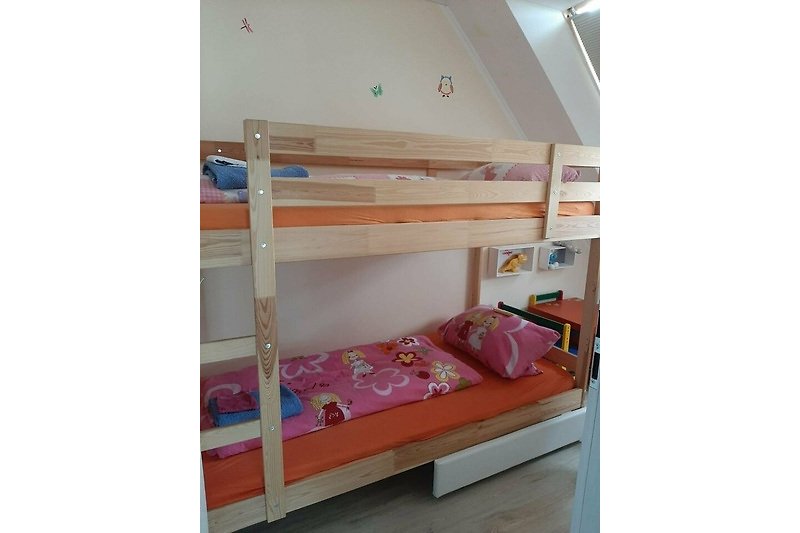 Kinderzimmer mit Etagenbett (2x 90x200cm), Spielecke mit Spielzeug, Steckdosenschutz, Rausfallgitter