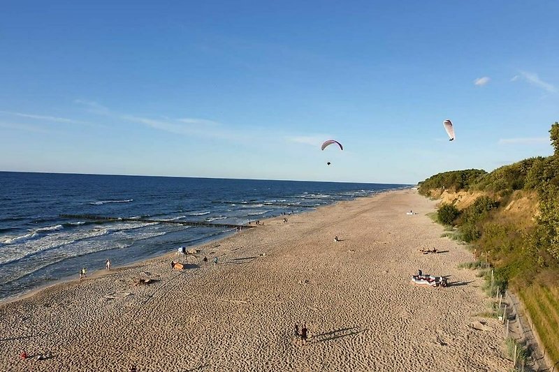 Breiter und sauberer Sandstrand mit vielen Sportangeboten wie z. B. Paragliding.