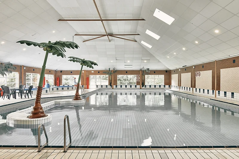 Zwembad met verschillende baden, ook een kinderbad en een ruime verblijfsruimte.