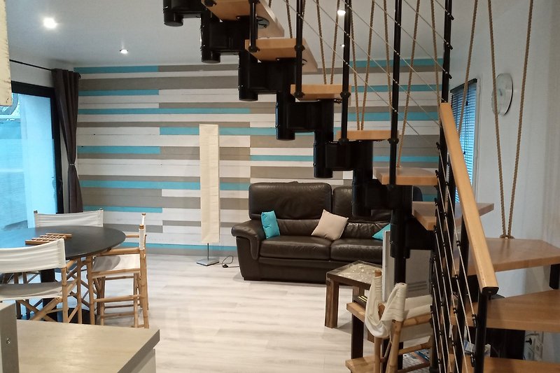 Un salon lumineux avec des meubles en bois et une décoration chaleureuse.