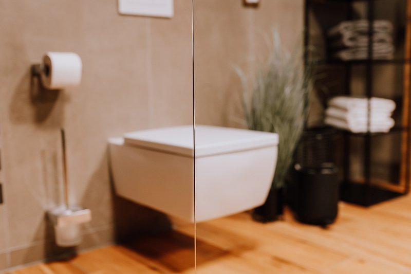 Schönes Badezimmer mit Holzboden, Fliesen und stilvollem Design.
