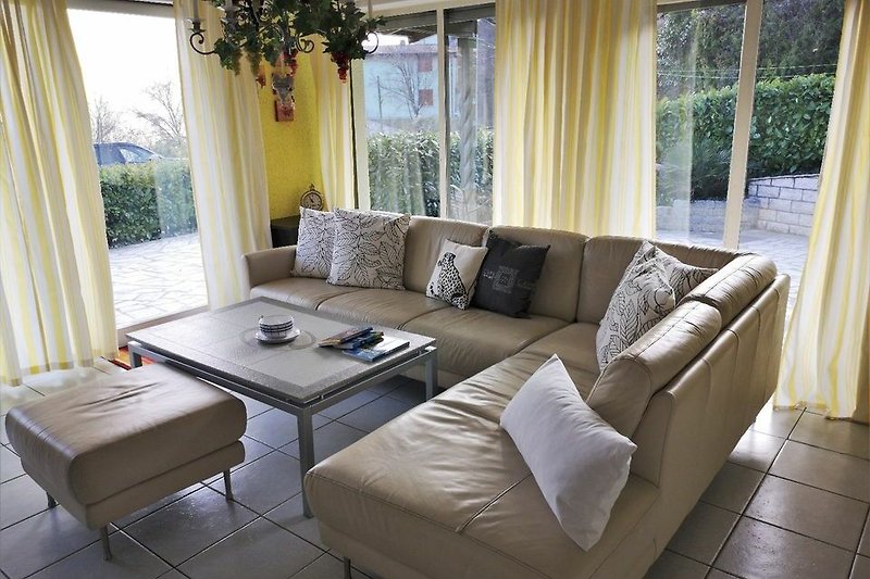 Gemütliches Wohnzimmer mit bequemer Couch und stilvoller Einrichtung.