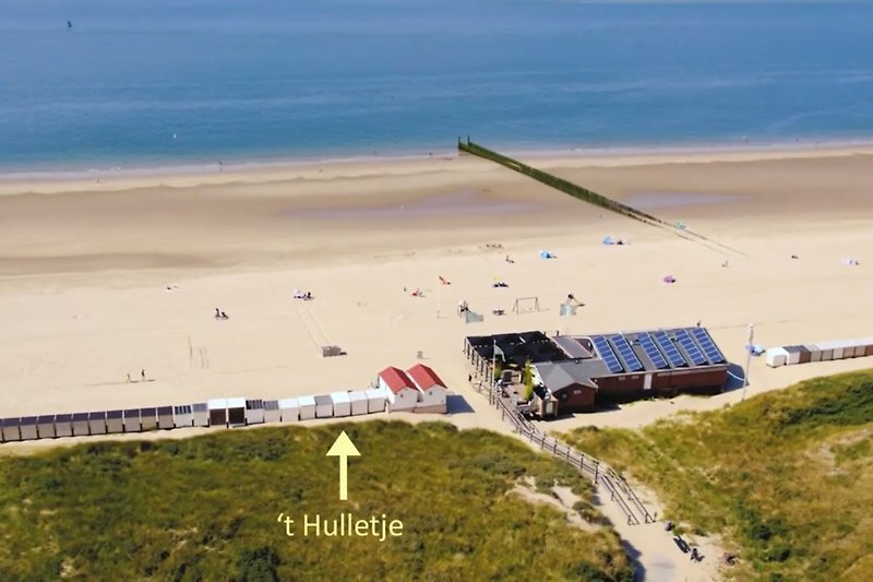 Die Strandhütte befindet sich direkt neben dem Strandeingang und dem Strandpavillon De Botanist aan Zee