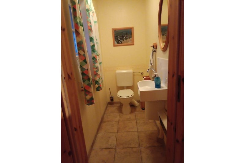 Schickes Badezimmer mit lila Akzenten und stilvoller Einrichtung.