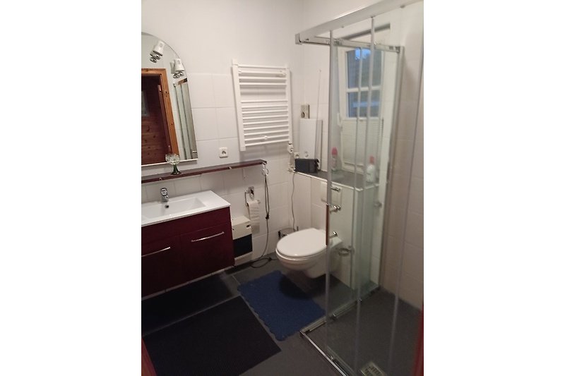 Gemütliches Badezimmer mit lila Akzenten und modernem Design.