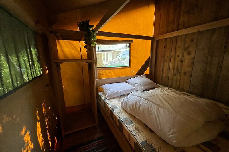 Ein komfortables Doppelbett mit Schrankplatz daneben