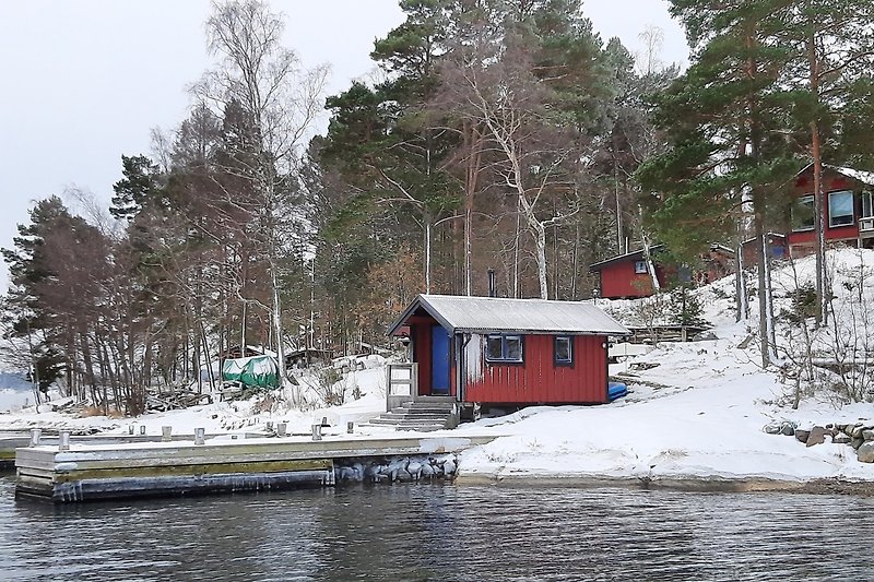 Winter. But the cottage is warm and cozy. The WC is the next building with the small wondow. The other one is not used.