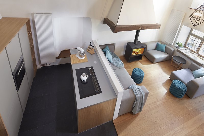 Gemütliches Wohnzimmer mit stilvoller Einrichtung mit offener Küche