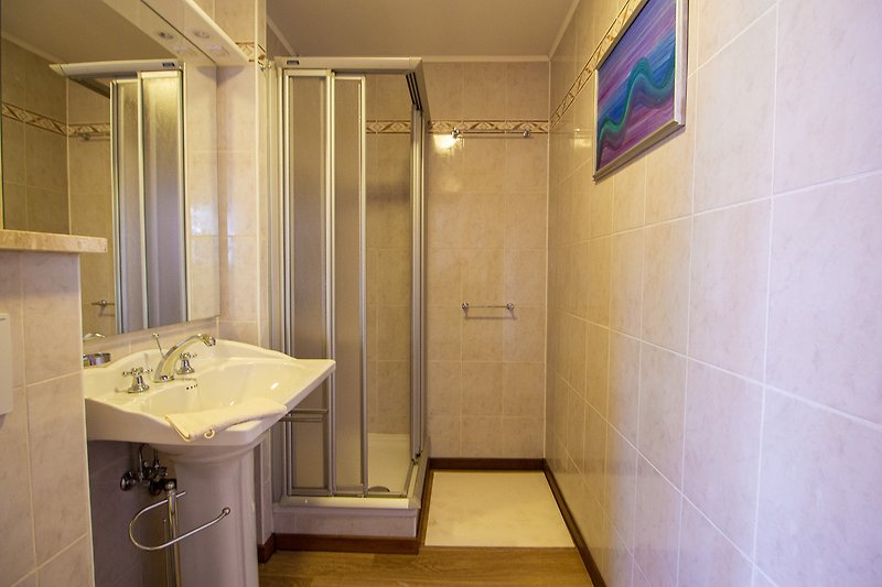 Élégante salle de bain avec miroir, lavabo et robinetterie.
