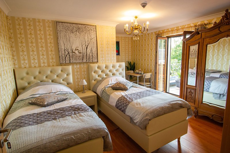 Chambre avec lit confortable, éclairage chaleureux et décoration.